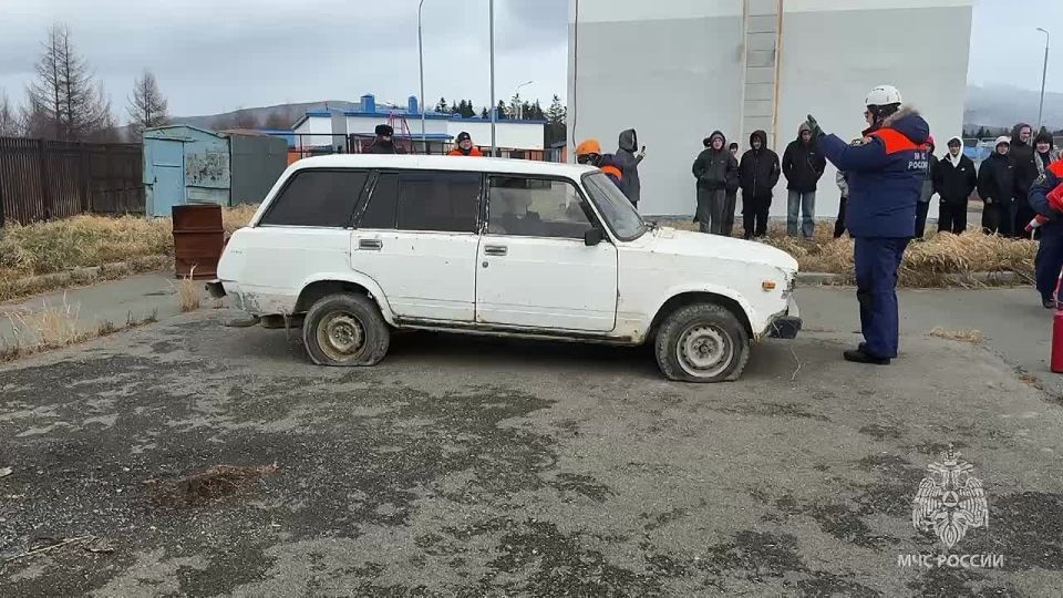 Спасатели МЧС России показали школьникам, как спасают людей при ДТП