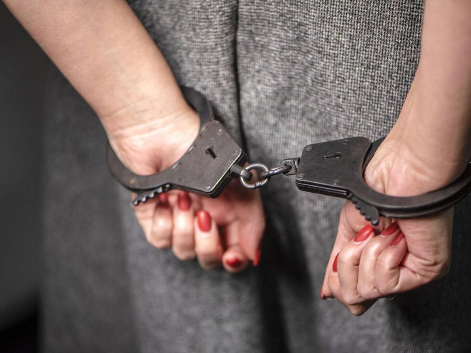 В Южно-Сахалинске полицейские задержали подозреваемую в двойной краже