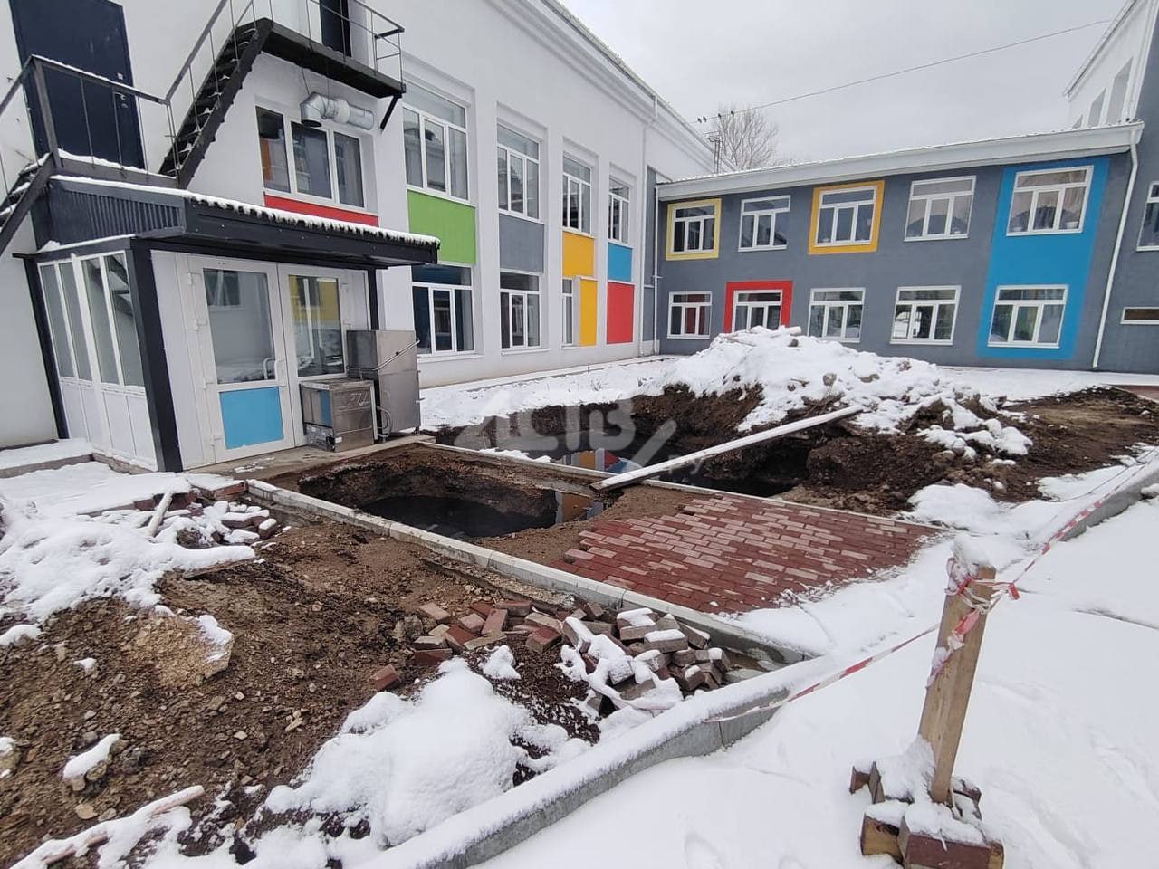 "Котлованы" вырыли на территории школы в Александровске-Сахалинском, чтобы устранить засор "Котлованы" вырыли на территории школы в Александровске-Сахалинском, чтобы устранить засор