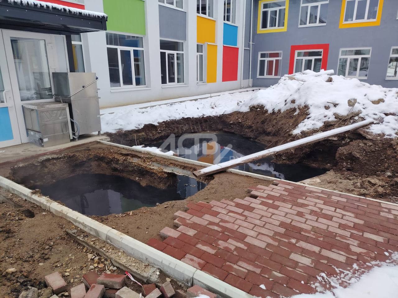 "Котлованы" вырыли на территории школы в Александровске-Сахалинском, чтобы устранить засор