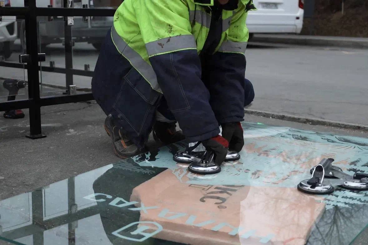 В Корсакове начали восстанавливать поврежденные вандалами остановки В Корсакове начали восстанавливать поврежденные вандалами остановки