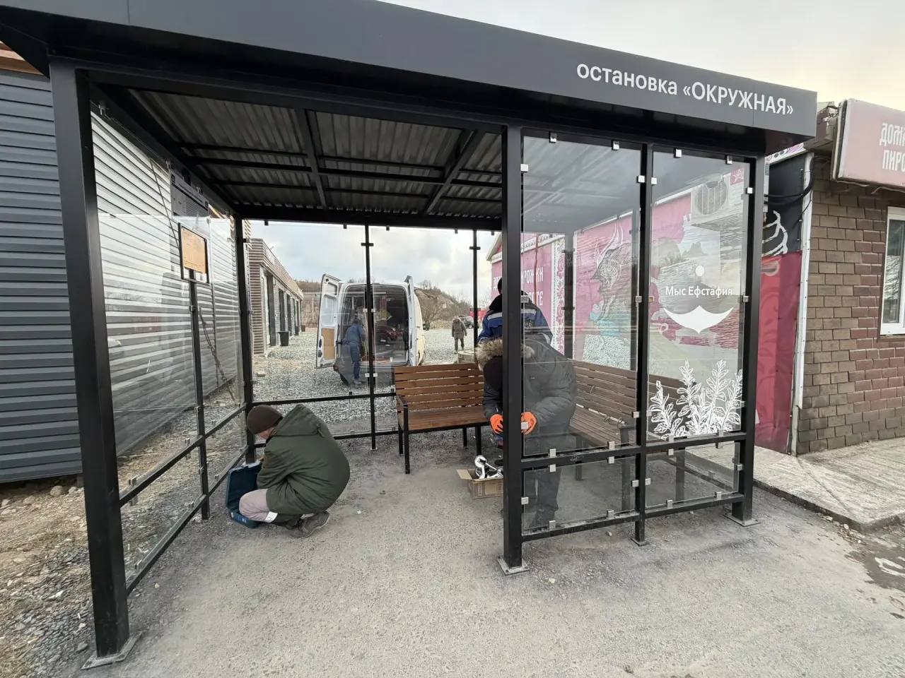 В Корсакове начали восстанавливать поврежденные вандалами остановки В Корсакове начали восстанавливать поврежденные вандалами остановки