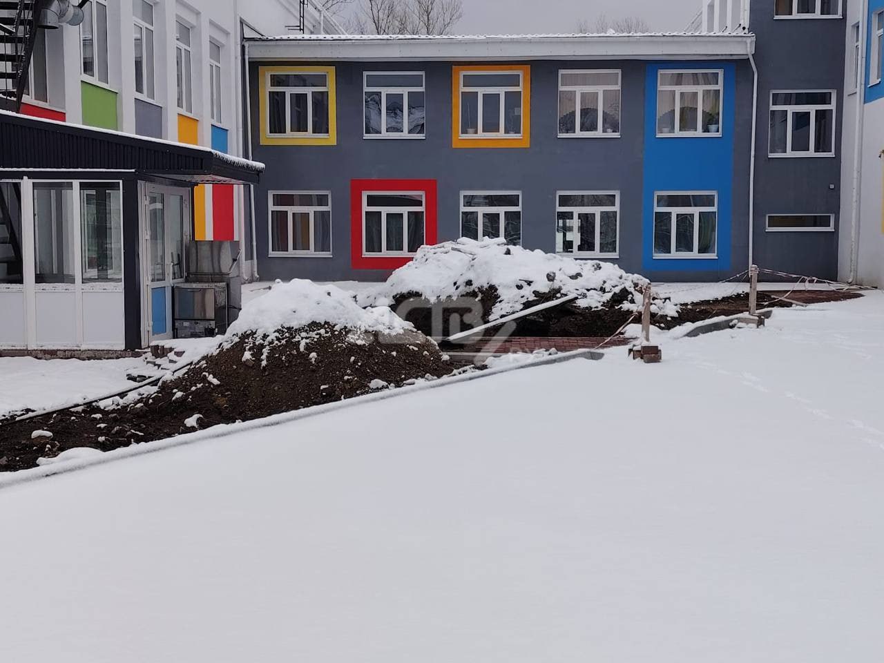 "Котлованы" вырыли на территории школы в Александровске-Сахалинском, чтобы устранить засор "Котлованы" вырыли на территории школы в Александровске-Сахалинском, чтобы устранить засор