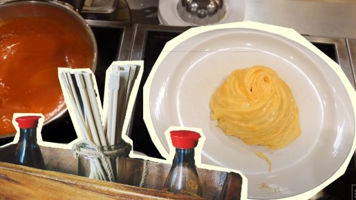 Обычный омлет, а выглядит очень эффектно: его готовят палочками для суши