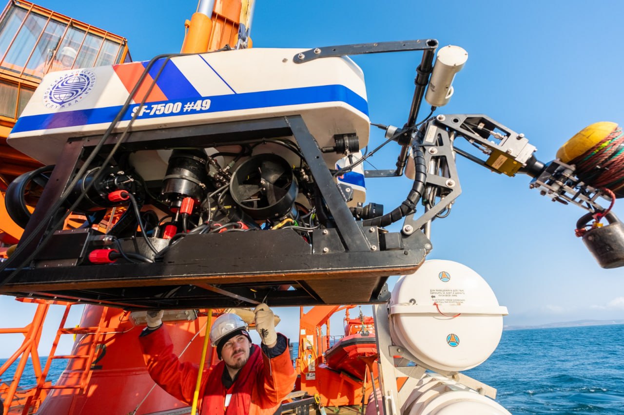 Двигатель упавшего советского истребителя подняли со дна моря у берегов Сахалина Двигатель упавшего советского истребителя подняли со дна моря у берегов Сахалина