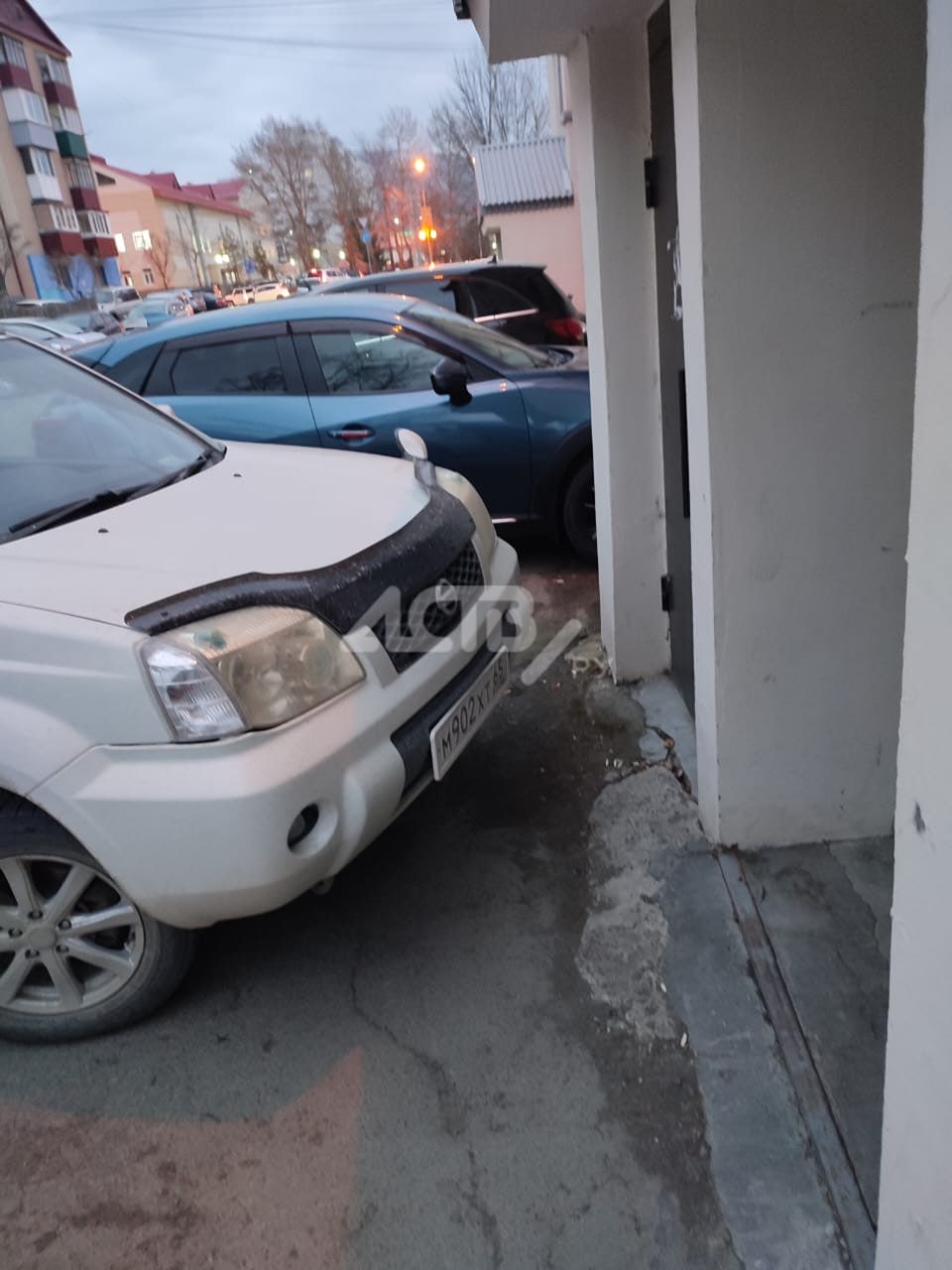 Nissan X-Trail "заглянул" в подъезд многоэтажки в Южно-Сахалинске Nissan X-Trail "заглянул" в подъезд многоэтажки в Южно-Сахалинске