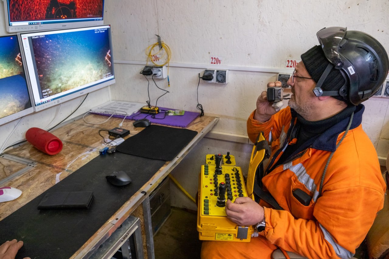 Двигатель упавшего советского истребителя подняли со дна моря у берегов Сахалина Двигатель упавшего советского истребителя подняли со дна моря у берегов Сахалина