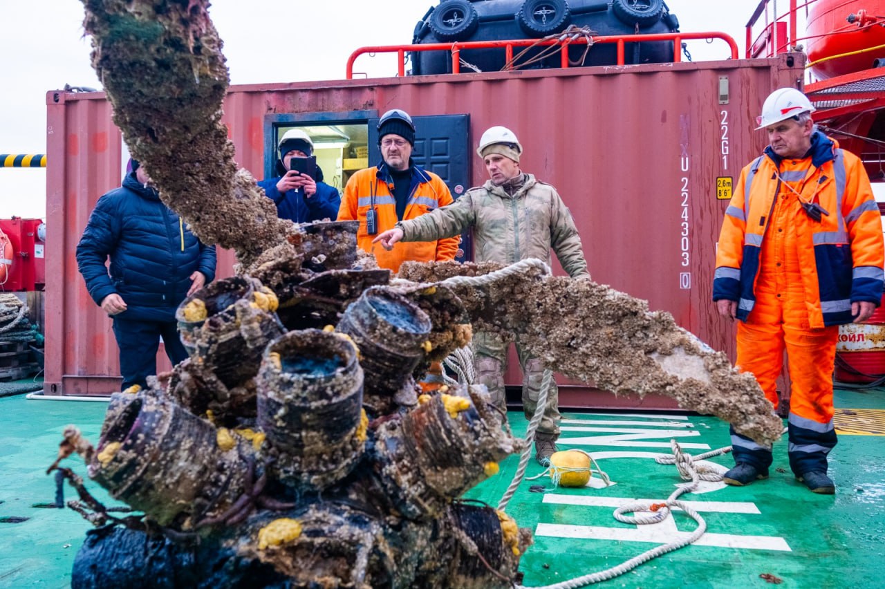 Двигатель упавшего советского истребителя подняли со дна моря у берегов Сахалина Двигатель упавшего советского истребителя подняли со дна моря у берегов Сахалина