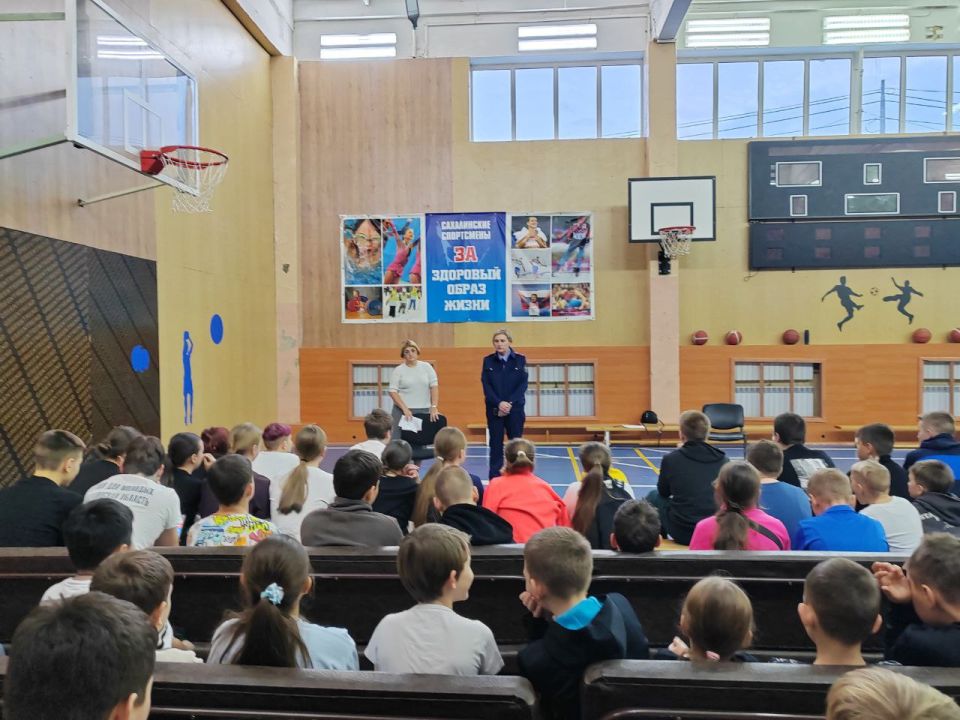 Во Всемирный День ребёнка и в рамках Всероссийской акции «День правовой помощи детям» сотрудник следственного управления СК России по Сахалинской области провела профилактическое занятие с учащимися спортивной школы