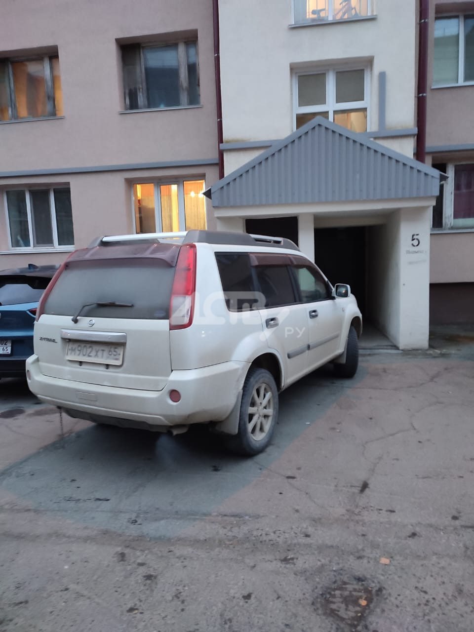 Nissan X-Trail "заглянул" в подъезд многоэтажки в Южно-Сахалинске Nissan X-Trail "заглянул" в подъезд многоэтажки в Южно-Сахалинске