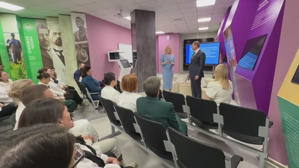 Председатель правительства Сахалинской области Алексей Белик встретился с педагогическим коллективом школы № 25 имени А.П. Чехова в ЖК «Горизонт» в Южно-Сахалинске