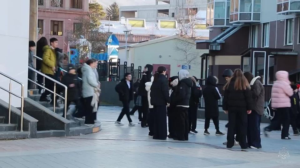 #БудниМЧС. Сотрудники МЧС России отработали действия при пожаре в третьей гимназии В ЮжноСахалинске прошли пожарнотактические учения на базе третьей гимназии