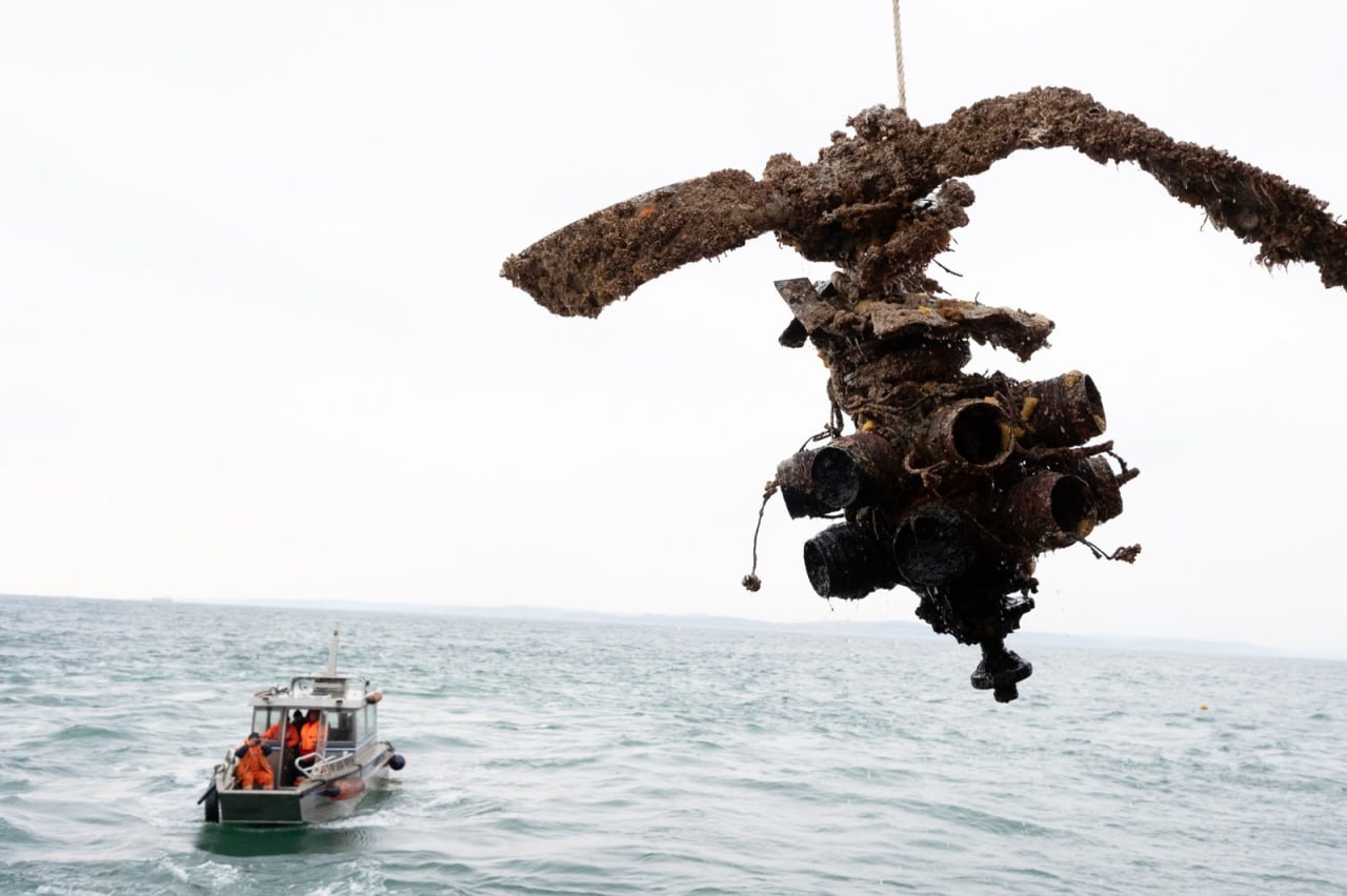 Двигатель упавшего советского истребителя подняли со дна моря у берегов Сахалина