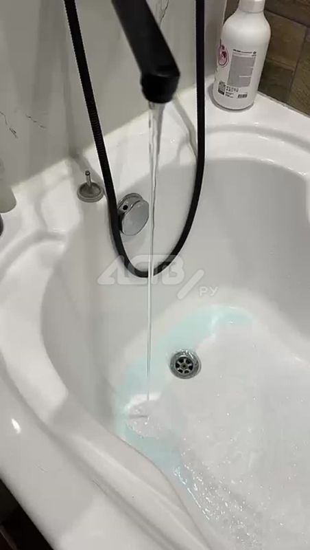 Голубая вода полилась из крана южносахалинки: что известно о ситуации с водой в Дальнем