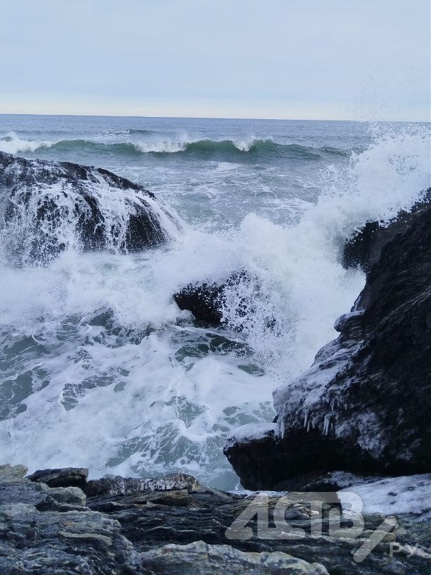 Туристы не отпускают живописный мыс Острый на Сахалине даже в ноябре Туристы не отпускают живописный мыс Острый на Сахалине даже в ноябре