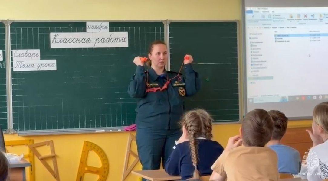 Инспекторы ГИМС учат детей безопасности на льду Инспекторы ГИМС учат детей безопасности на льду