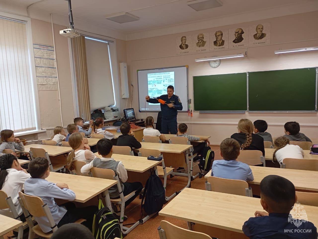 Инспекторы ГИМС учат детей безопасности на льду Инспекторы ГИМС учат детей безопасности на льду