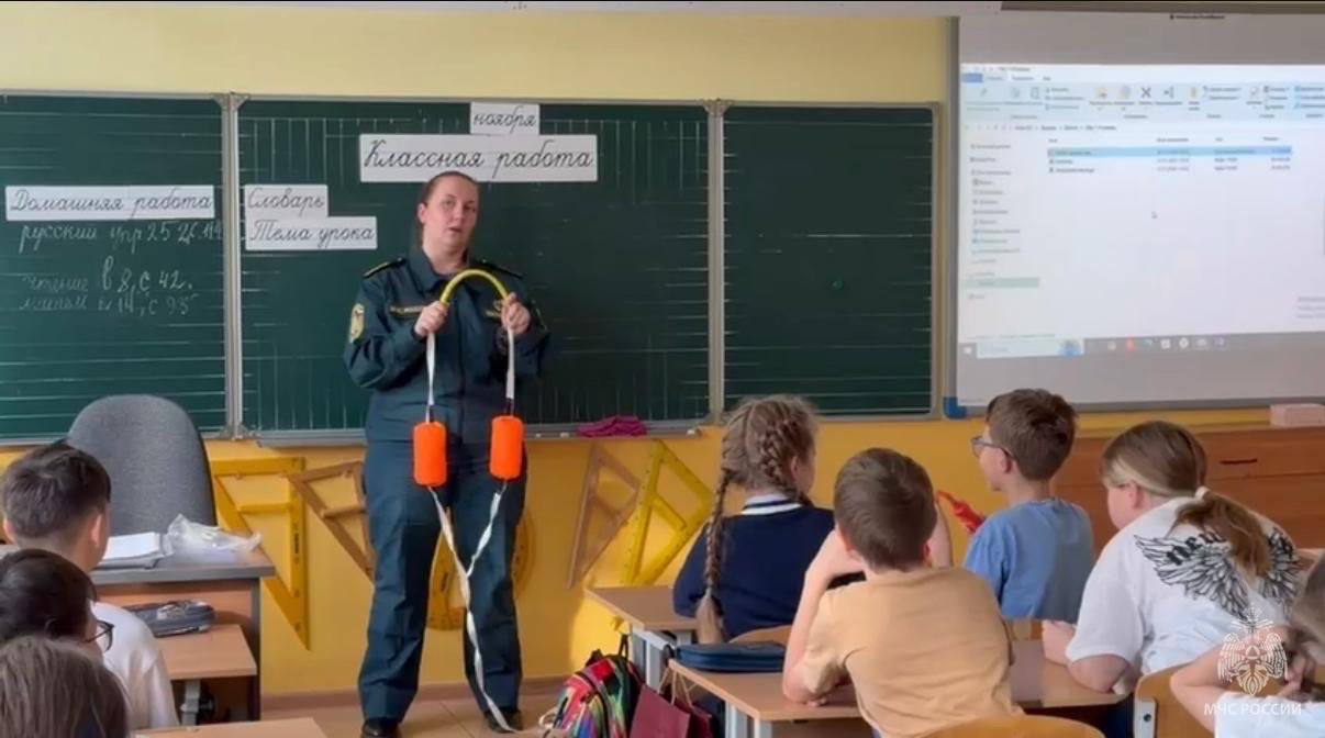 Инспекторы ГИМС учат детей безопасности на льду Инспекторы ГИМС учат детей безопасности на льду