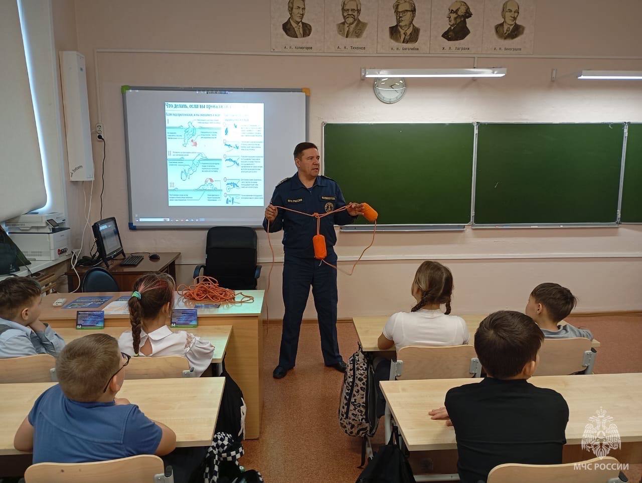 Инспекторы ГИМС учат детей безопасности на льду Инспекторы ГИМС учат детей безопасности на льду