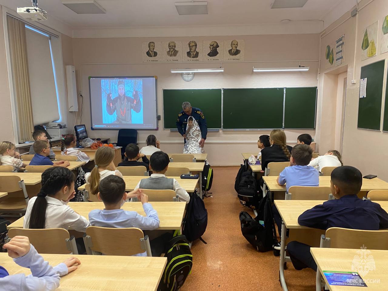 Инспекторы ГИМС учат детей безопасности на льду