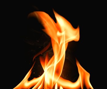 Автомобиль едва не сгорел дотла в Углегорске