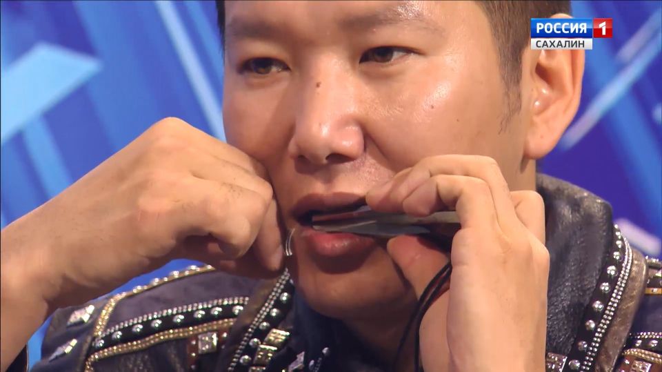 Гостем "Креативной недели Якутии" на Сахалине — и студии "Вестей" — стал виртуоз игры на хомусе Артур Семёнов