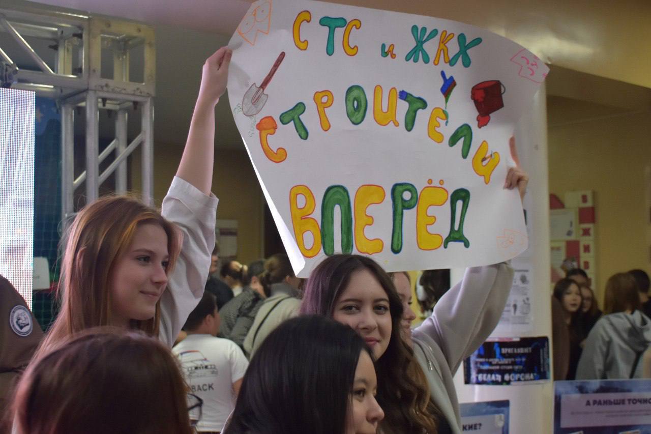 Углегорск с аншлагом принял завершающие игры полуфинала Сахалинской лиги КВН Углегорск с аншлагом принял завершающие игры полуфинала Сахалинской лиги КВН