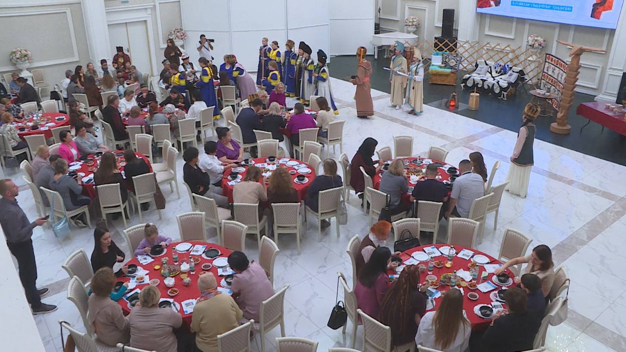 Прическу невесте на эту свадьбу родственники жениха и невесты заплетают сами Прическу невесте на эту свадьбу родственники жениха и невесты заплетают сами