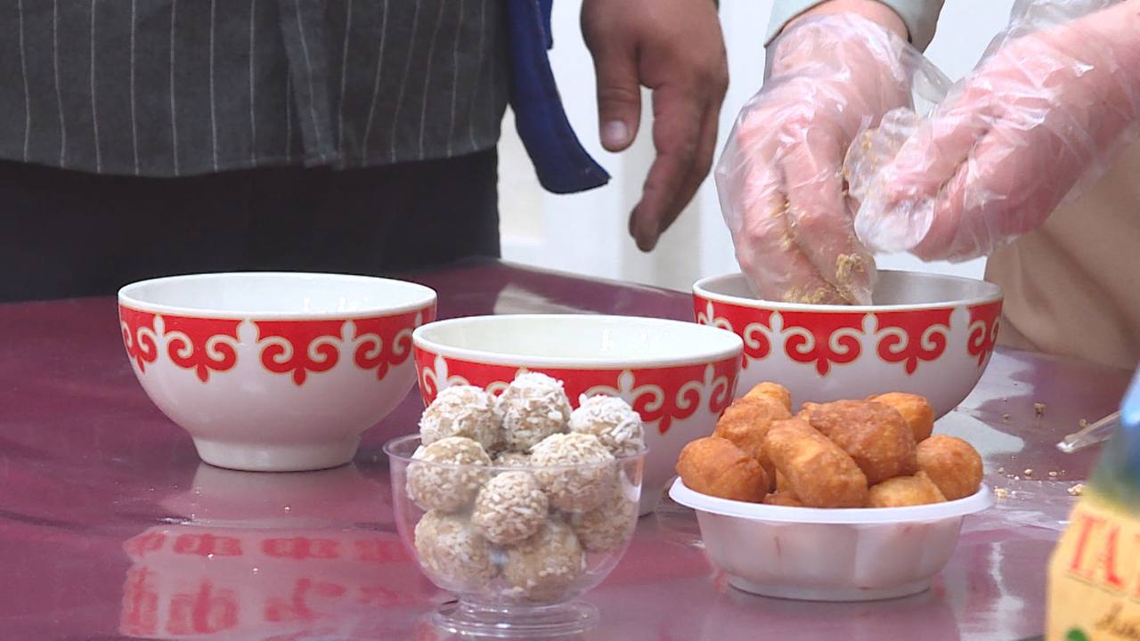 Прическу невесте на эту свадьбу родственники жениха и невесты заплетают сами Прическу невесте на эту свадьбу родственники жениха и невесты заплетают сами