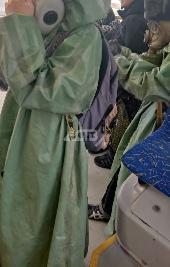 Происходит что-то странное: "миньоны" в костюмах химзащиты зашли в автобус в Южно-Сахалинске Происходит что-то странное: "миньоны" в костюмах химзащиты зашли в автобус в Южно-Сахалинске