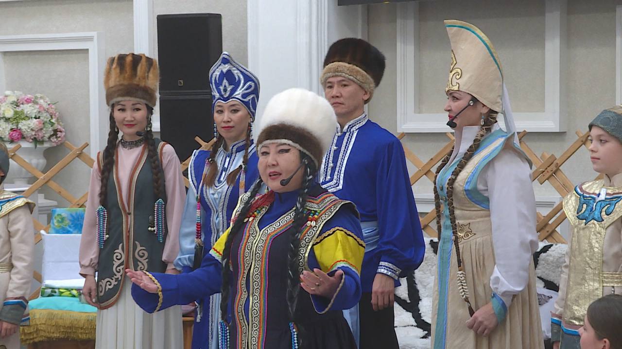 Прическу невесте на эту свадьбу родственники жениха и невесты заплетают сами