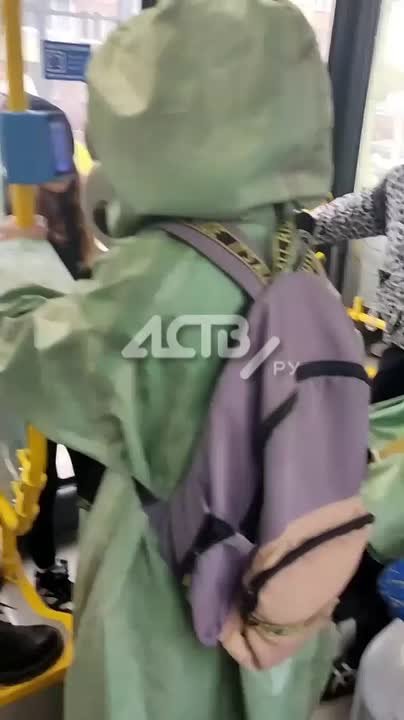 Происходит что-то странное: "миньоны" в костюмах химзащиты зашли в автобус в Южно-Сахалинске