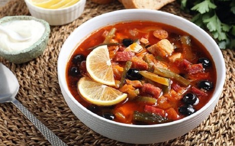 Летняя солянка: как создать насыщенный и легкий суп для жары