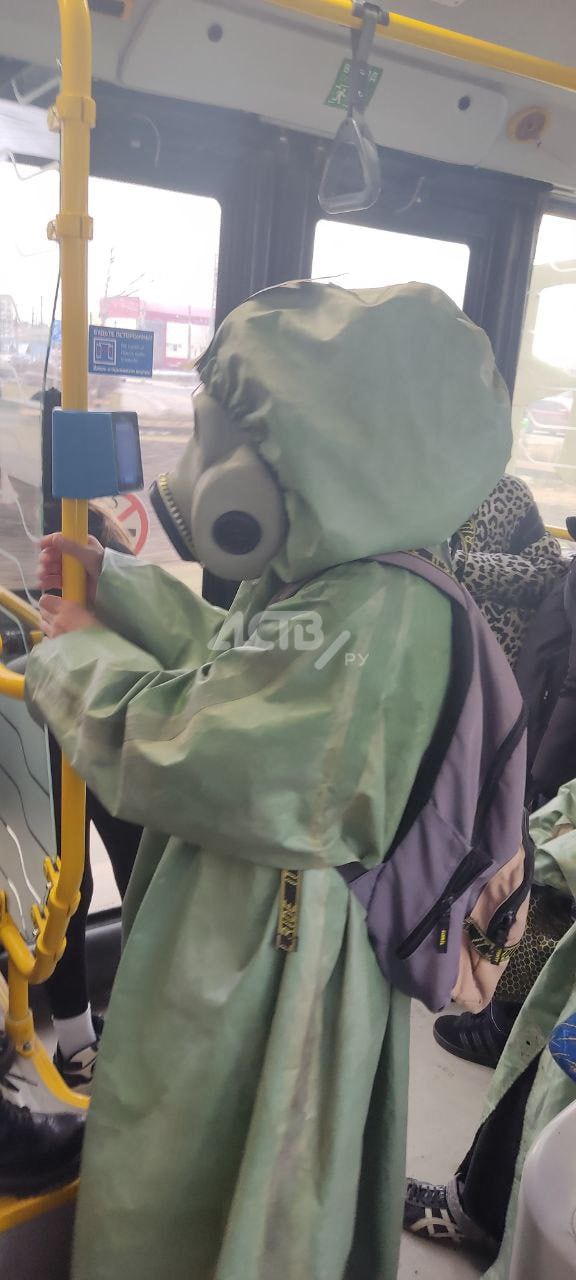 Происходит что-то странное: "миньоны" в костюмах химзащиты зашли в автобус в Южно-Сахалинске Происходит что-то странное: "миньоны" в костюмах химзащиты зашли в автобус в Южно-Сахалинске