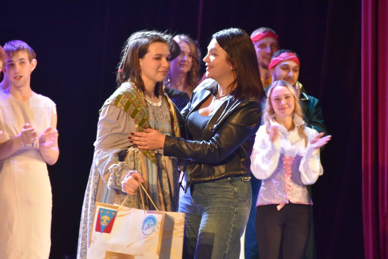 Углегорск с аншлагом принял завершающие игры полуфинала Сахалинской лиги КВН Углегорск с аншлагом принял завершающие игры полуфинала Сахалинской лиги КВН