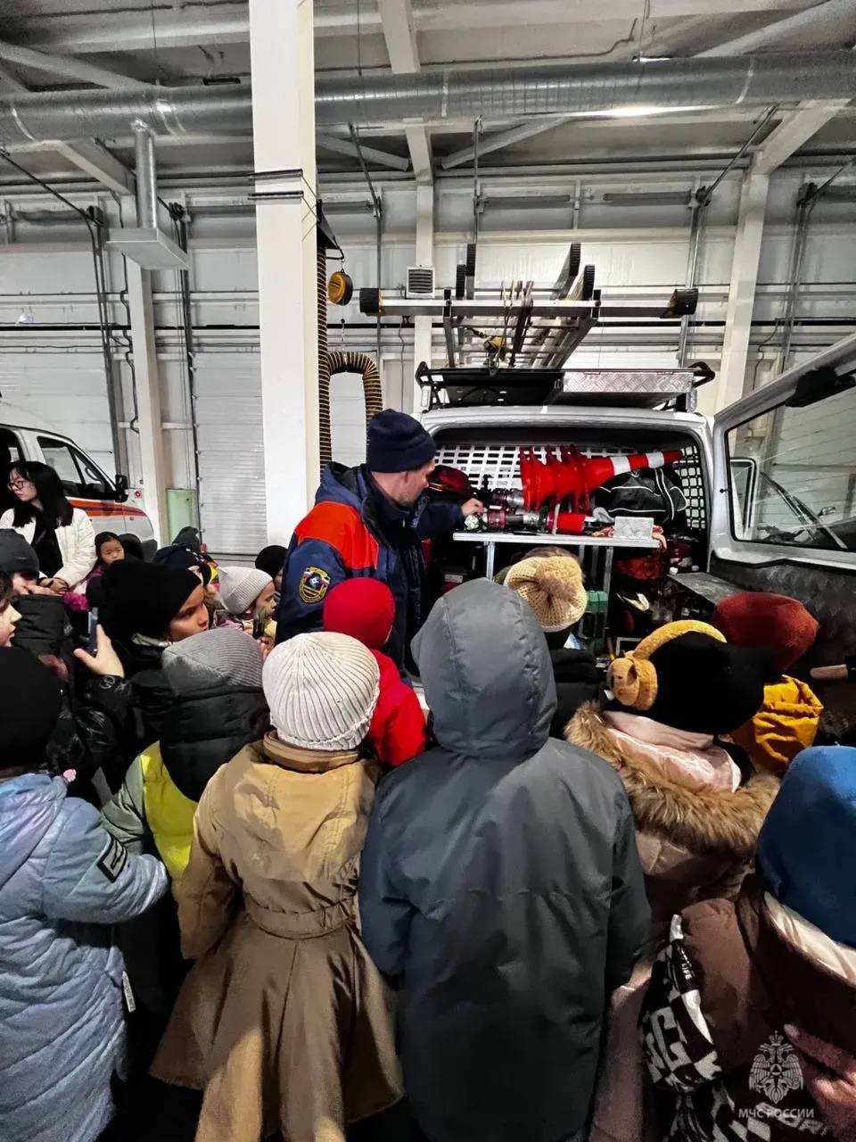 Первоклассники в гостях у спасателей Первоклассники в гостях у спасателей