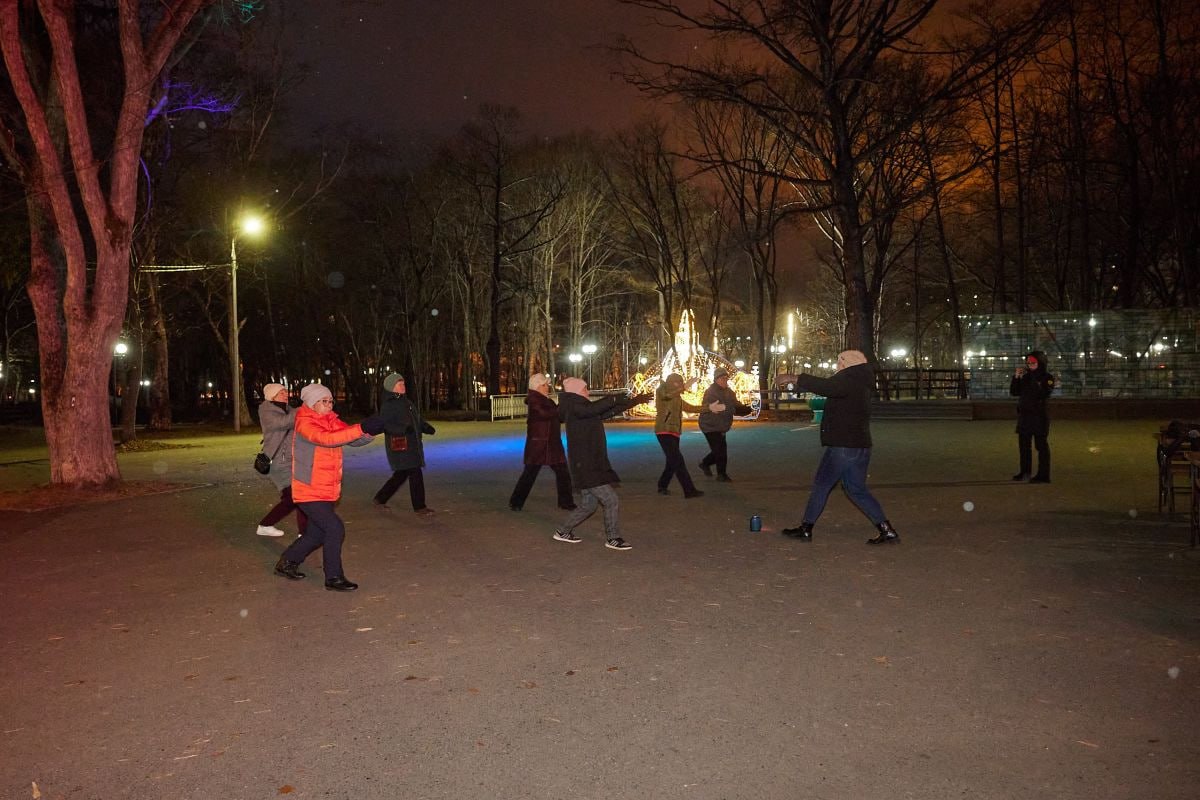 В городском парке Южно-Сахалинска проходят бесплатные оздоровительные прогулки В городском парке Южно-Сахалинска проходят бесплатные оздоровительные прогулки