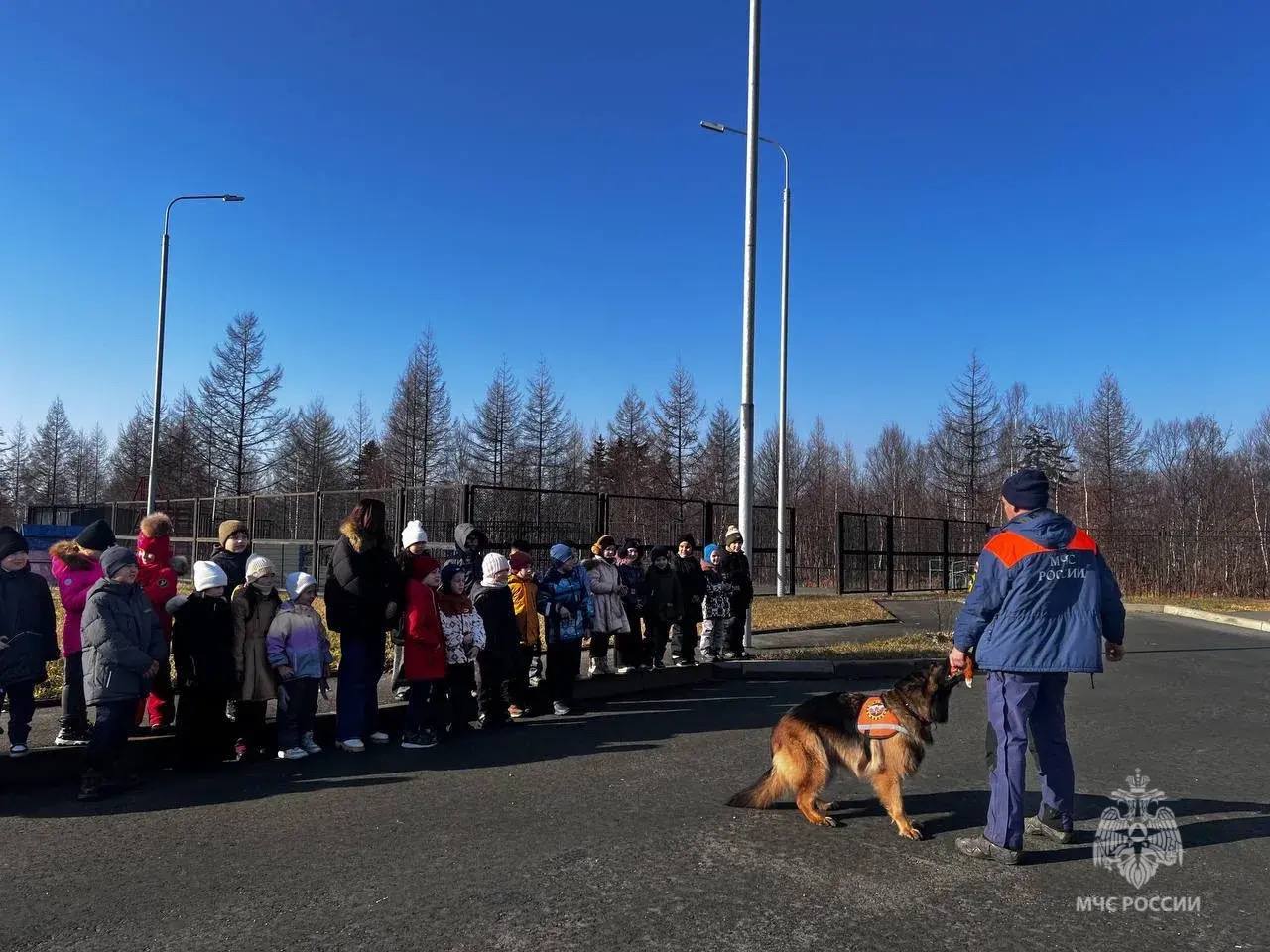 Первоклассники в гостях у спасателей Первоклассники в гостях у спасателей