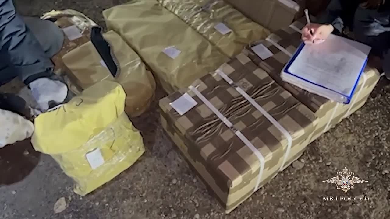 154 пластиковых контейнера с черной икрой общим весом 77 килограммов изъяли у дальнобойщика полицейские Хабаровского края