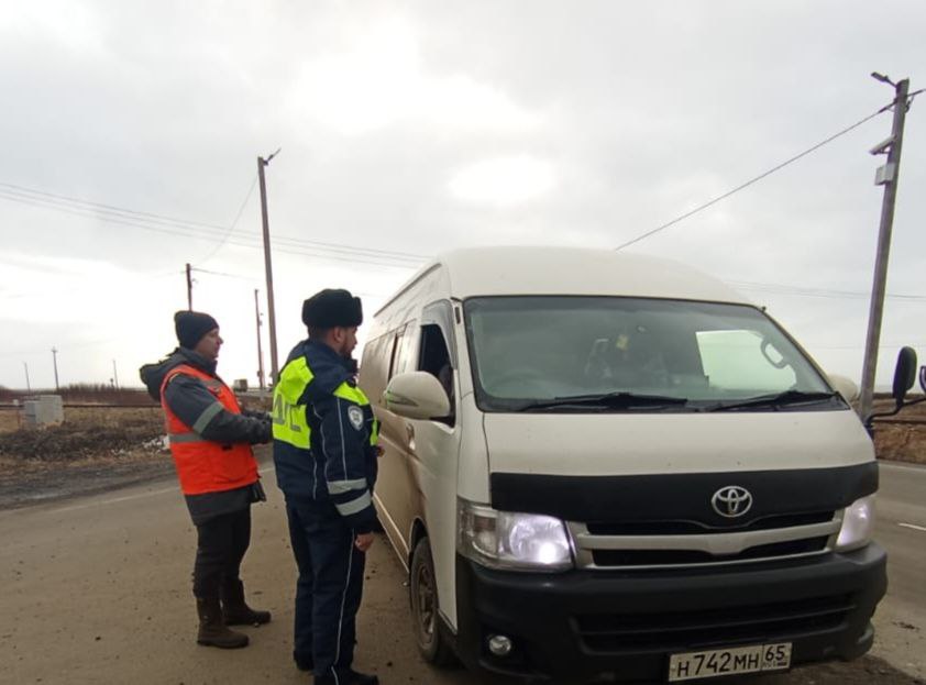 На Сахалине напомнили водителям о правилах проезда железнодорожных путей