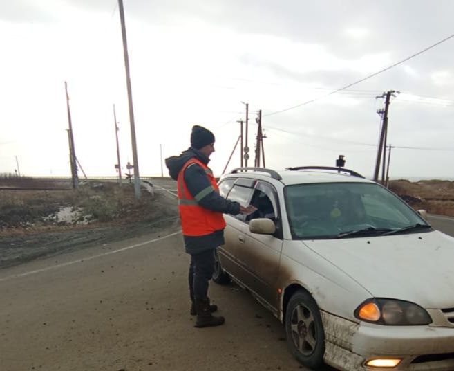 На Сахалине напомнили водителям о правилах проезда железнодорожных путей На Сахалине напомнили водителям о правилах проезда железнодорожных путей