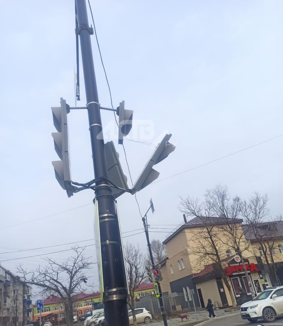 #ваствпишут, что светофор рискует упасть кому-то на голову в Южно-Сахалинске