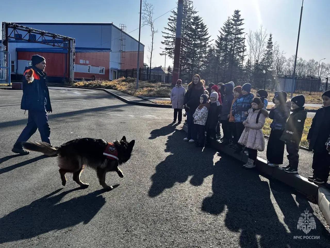Первоклассники в гостях у спасателей Первоклассники в гостях у спасателей