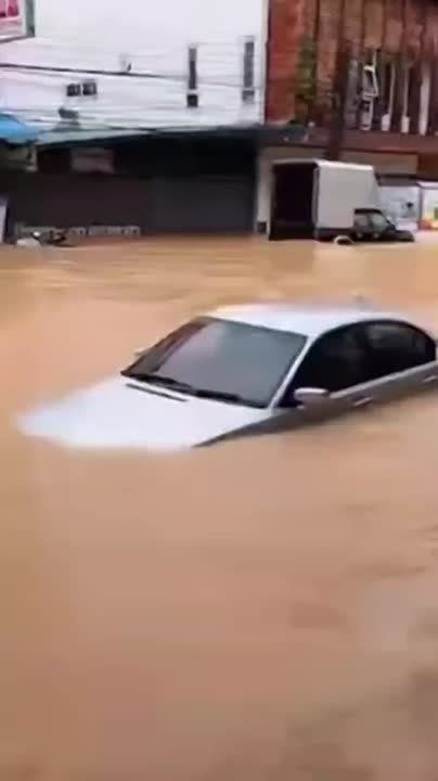 Стихия на юге Таиланда: 200-тысячный Хатъяй под угрозой полного затопления