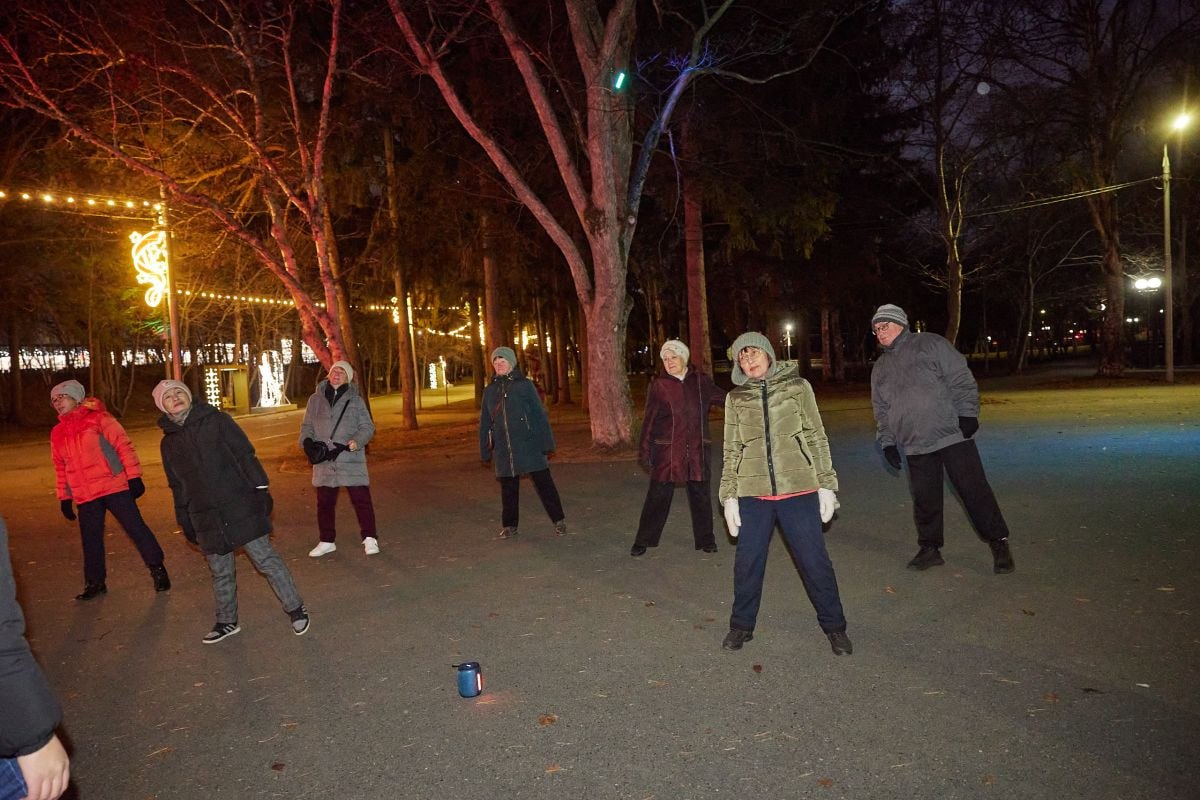 В городском парке Южно-Сахалинска проходят бесплатные оздоровительные прогулки В городском парке Южно-Сахалинска проходят бесплатные оздоровительные прогулки