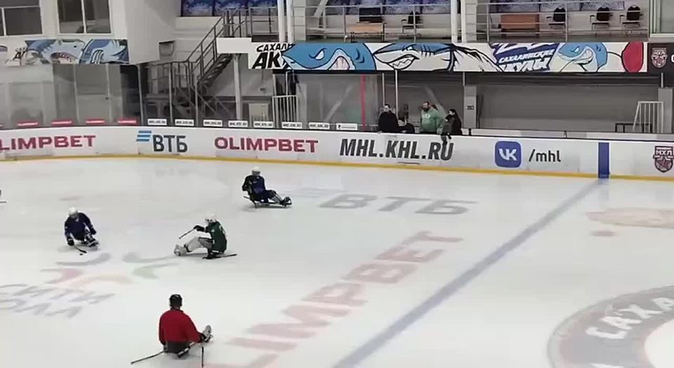 Ветераны СВО, сахалинская молодежная команда по следж-хоккею и студенты островных техникумов сыграли товарищеский матч