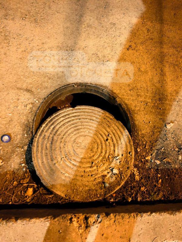 #вточкупишут о притаившейся опасности в районе перекрёстка Мира—Больничная в Южно-Сахалинске: рядом с "зеброй" открыт люк