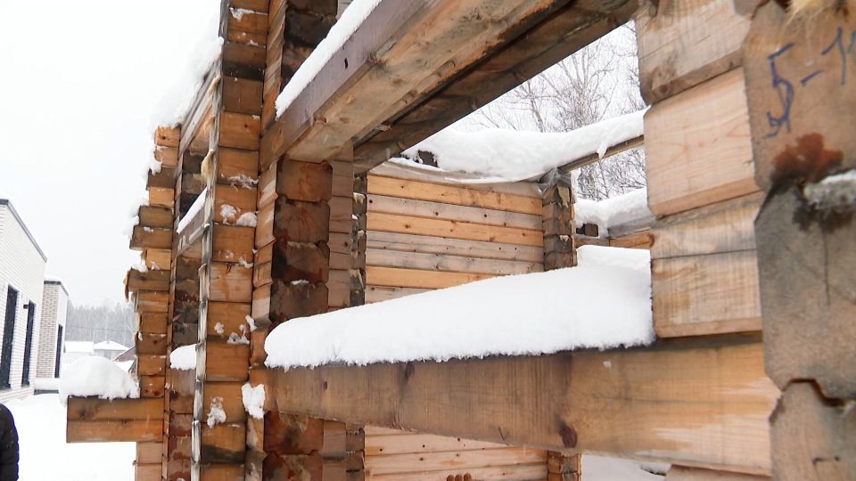 Без окон и дверей, зато с огромными долгами