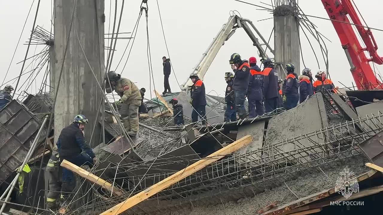 Спасатели МЧС России ликвидируют последствия обрушения строящегося здания в Южно-Сахалинске