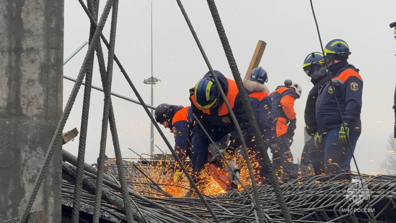 Спасатели МЧС России ликвидируют последствия обрушения строящегося здания в Южно-Сахалинске Спасатели МЧС России ликвидируют последствия обрушения строящегося здания в Южно-Сахалинске